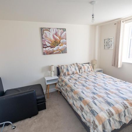 Home In Hugglescote - Long Stays Coalville Eksteriør billede