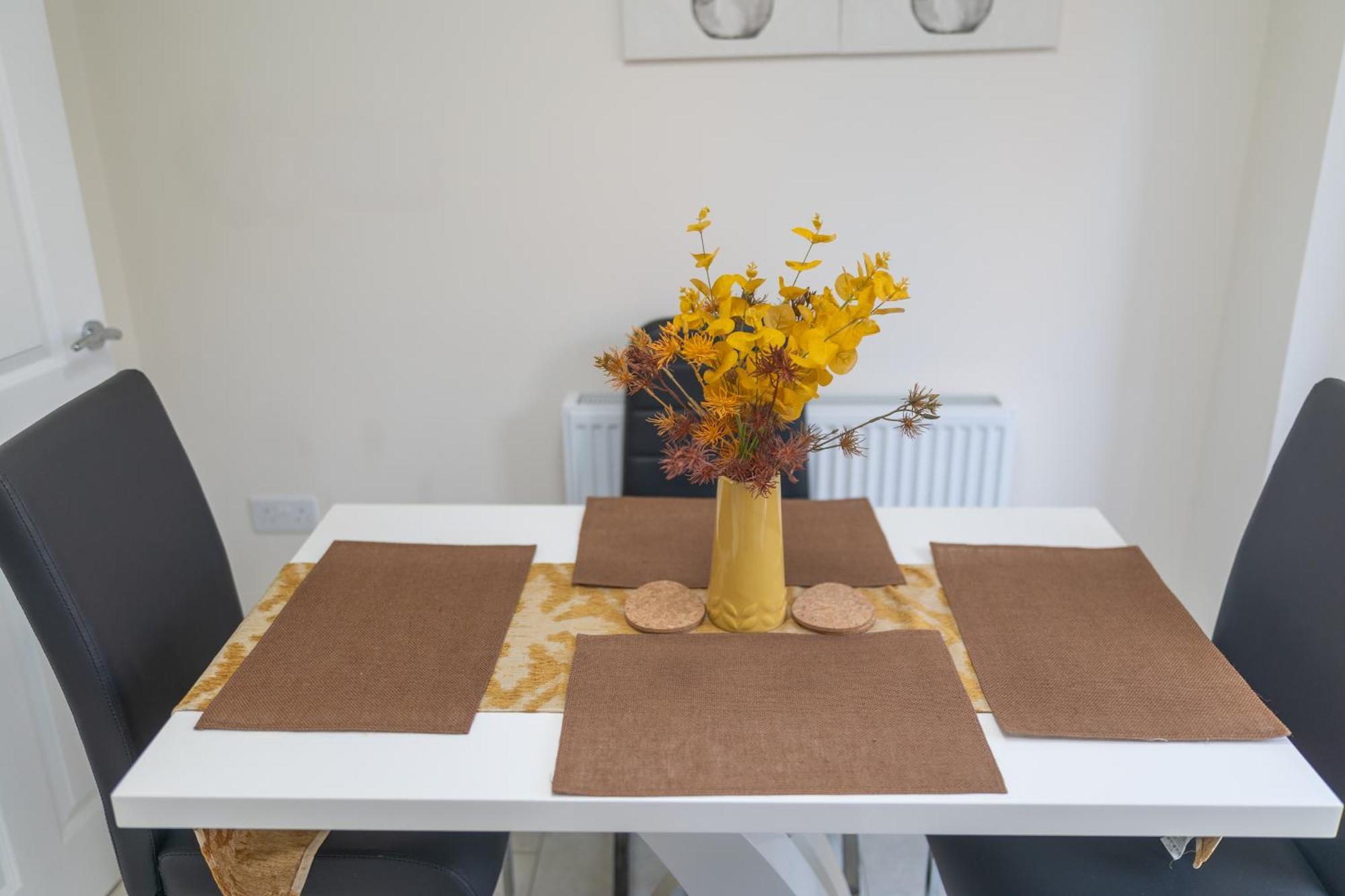 Home In Hugglescote - Long Stays Coalville Eksteriør billede