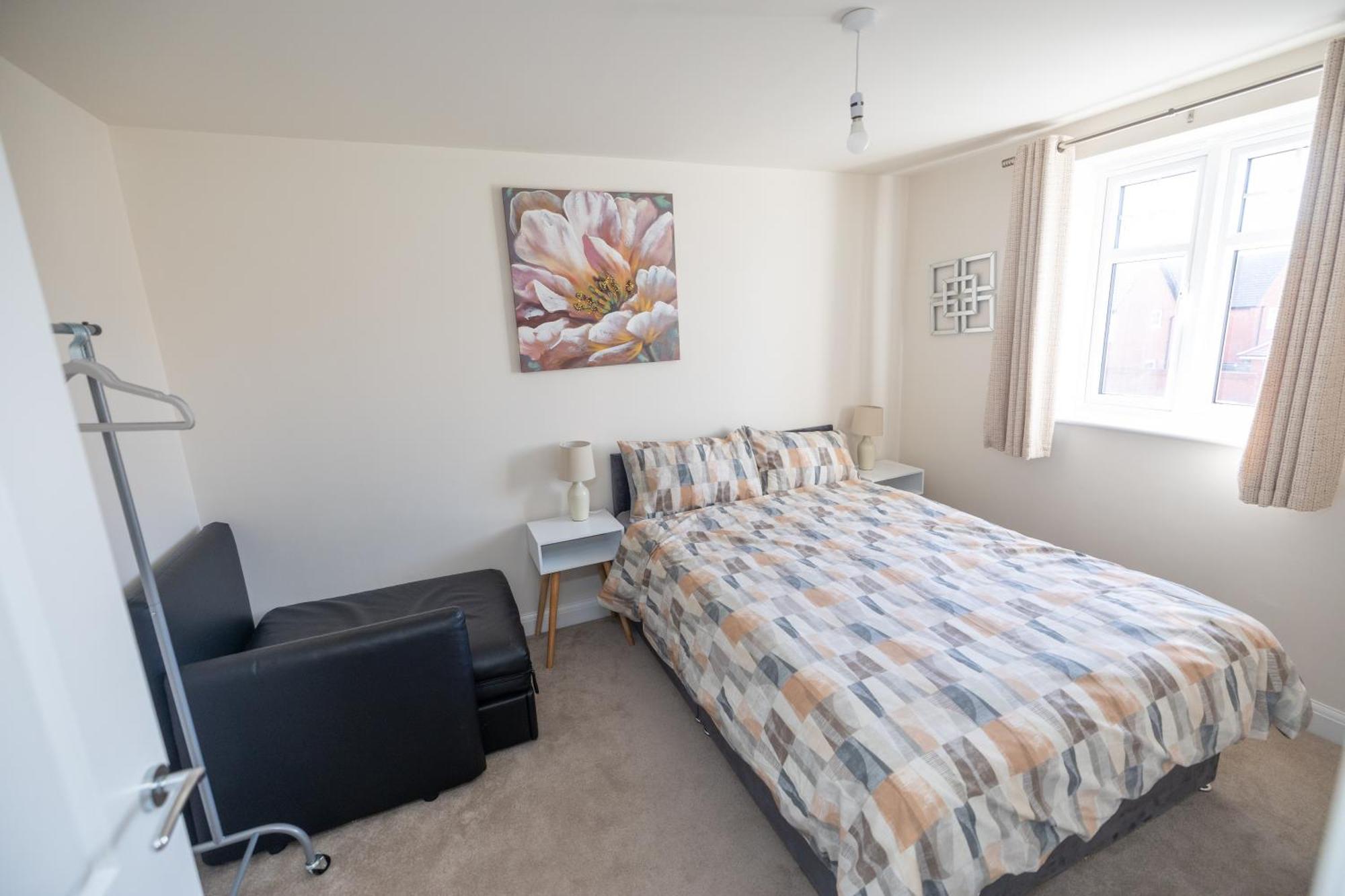Home In Hugglescote - Long Stays Coalville Eksteriør billede